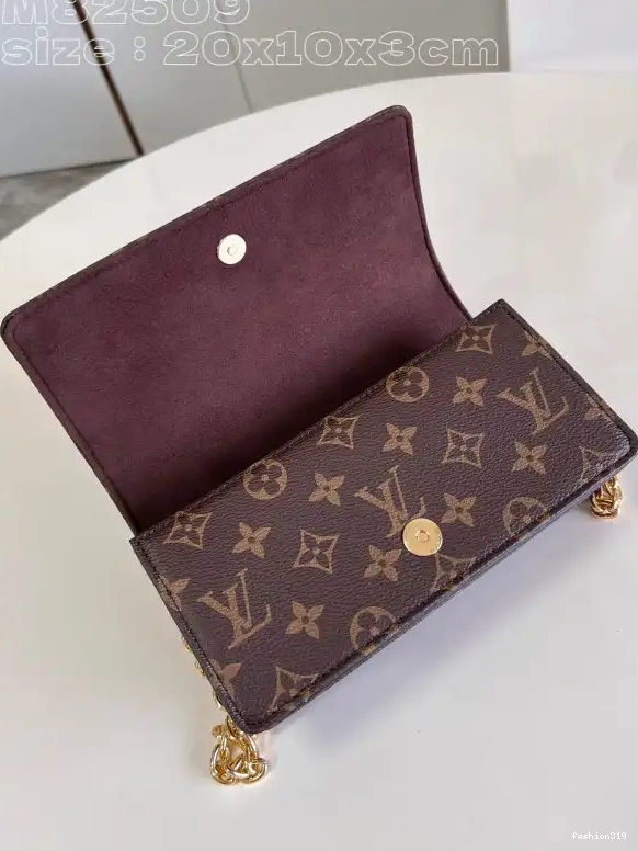 On Lily Chain Wallet LOUIS VUITTON 0429
